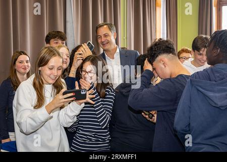 Melle, Belgique. 26 septembre 2023. Le Premier ministre Alexander de Croo photographié lors d’une visite au SFI Melle, école secondaire Sint-Franciscus Instituut, mardi 26 septembre 2023, à Melle. L'école se concentre sur le développement personnel et l'éducation de qualité, et est reconnue comme un pionnier de la numérisation et stimule l'entrepreneuriat parmi les étudiants. BELGA PHOTO JAMES ARTHUR GEKIERE crédit : Belga News Agency/Alamy Live News Banque D'Images