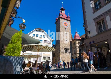 Superbe vue sur la tour de la mairie sur la place Kornmarkt dans la vieille ville de Lucerne. La tour a été érigée au Haut Moyen âge servant plus tard de... Banque D'Images
