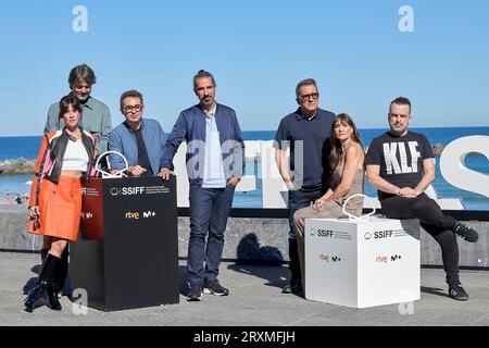 Toni Carrizosa, Berto Romero, Javier Ruiz Caldera,Alberto de Toro,Andreu Buenafuente, Eva Ugarte,Maria Botto, Nacho Vidalongo, attentent au photocall `El otro Lado` lors du 71e Festival International du film de San Sebastian à Kursaal le 24 septembre 2023 à San Sebastian, Espagne. (Photo de Yurena Paniagua/COOLMedia/NurPhoto) Banque D'Images