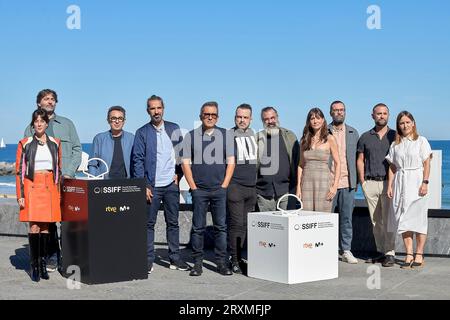 Toni Carrizosa, Berto Romero, Javier Ruiz Caldera,Alberto de Toro,Andreu Buenafuente, Eva Ugarte,Maria Botto, Nacho Vidalongo, attentent au photocall `El otro Lado` lors du 71e Festival International du film de San Sebastian à Kursaal le 24 septembre 2023 à San Sebastian, Espagne. (Photo de Yurena Paniagua/COOLMedia/NurPhoto) Banque D'Images