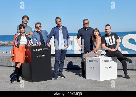 Toni Carrizosa, Berto Romero, Javier Ruiz Caldera,Alberto de Toro,Andreu Buenafuente, Eva Ugarte,Maria Botto, Nacho Vidalongo, attentent au photocall `El otro Lado` lors du 71e Festival International du film de San Sebastian à Kursaal le 24 septembre 2023 à San Sebastian, Espagne. (Photo de Yurena Paniagua/COOLMedia/NurPhoto) Banque D'Images