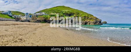 Plage de Portreath avec falaises en arrière-plan, Portreath, Angleterre, Royaume-Uni Banque D'Images