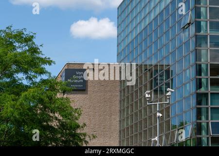 Amsterdam, pays-Bas - 20 juillet 2023 : plaque signalétique sur le mur extérieur du musée Van Gogh et reflet sur le mur de verre. Banque D'Images