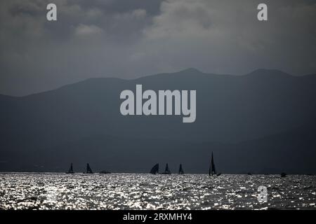 Ningbo, province chinoise du Zhejiang. 26 septembre 2023. Les marins concourent lors de la course de voile masculine Skiff 49er aux 19e Jeux asiatiques à Ningbo, dans la province du Zhejiang, dans l'est de la Chine, le 26 septembre 2023. Crédit : Chen Bin/Xinhua/Alamy Live News Banque D'Images