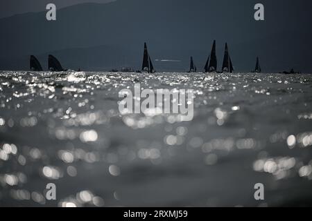 Ningbo, province chinoise du Zhejiang. 26 septembre 2023. Les marins concourent lors de la course de voile masculine Skiff 49er aux 19e Jeux asiatiques à Ningbo, dans la province du Zhejiang, dans l'est de la Chine, le 26 septembre 2023. Crédit : Chen Bin/Xinhua/Alamy Live News Banque D'Images