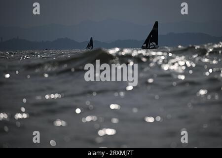 Ningbo, province chinoise du Zhejiang. 26 septembre 2023. Les marins concourent lors de la course de voile masculine Skiff 49er aux 19e Jeux asiatiques à Ningbo, dans la province du Zhejiang, dans l'est de la Chine, le 26 septembre 2023. Crédit : Chen Bin/Xinhua/Alamy Live News Banque D'Images