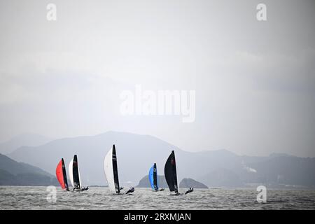 Ningbo, province chinoise du Zhejiang. 26 septembre 2023. Les marins concourent lors de la course de voile masculine Skiff 49er aux 19e Jeux asiatiques à Ningbo, dans la province du Zhejiang, dans l'est de la Chine, le 26 septembre 2023. Crédit : Chen Bin/Xinhua/Alamy Live News Banque D'Images