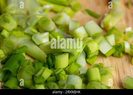 tranches d'oignons verts lavés sur une planche, cuisson des aliments en utilisant des oignons verts comme épices Banque D'Images