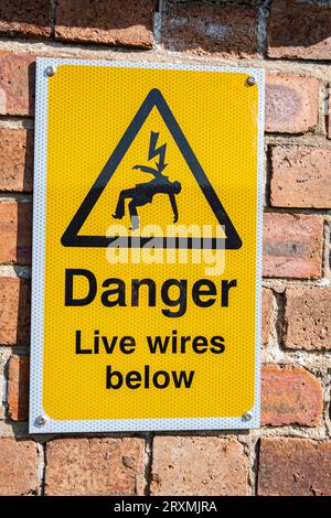 Danger câbles sous tension sous le panneau d'avertissement du rail britannique sur le viaduc Banque D'Images