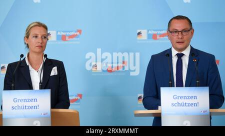 26 septembre 2023, Berlin : Alice Weidel, chef du groupe parlementaire AfD, et Tino Chrupalla, président fédéral AfD et chef du groupe parlementaire AfD, prennent la parole avant le début de la réunion du groupe parlementaire au Bundestag. Photo : Lukas Fortkord/dpa Banque D'Images