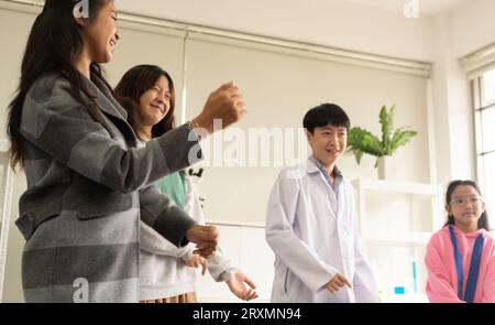 Enfants dansant dans le thème de fantaisie divers. Groupe d'enfants asiatiques aiment danser ensemble dans la soirée après la classe. Banque D'Images