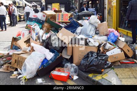 Londres, Royaume-Uni. 26 septembre 2023. Des tas de déchets grandissent dans les rues du quartier londonien de Tower Hamlets alors que les collecteurs de déchets poursuivent leur grève. Crédit : Vuk Valcic/Alamy Live News Banque D'Images