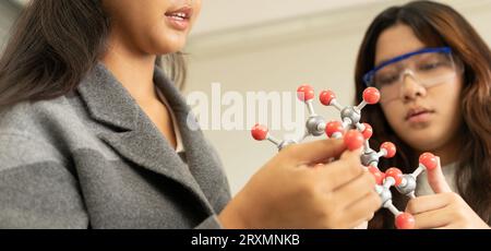 Concept d'éducation STEM. Les enfants asiatiques en recherche de laboratoire un examen expérimental avec modèle moléculaire. Le nouveau système éducatif dans une salle de classe includin Banque D'Images