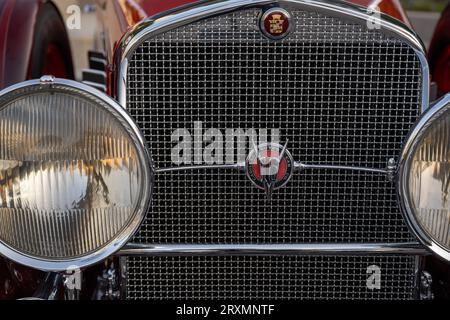 DETROIT, MI/USA - 23 SEPTEMBRE 2023 : gros plan d'un radiateur Cadillac V-16 1931, Detroit Concours 'd Elegance. Banque D'Images