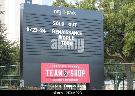 Houston, Texas, États-Unis. 24 septembre 2023. Un panneau à l'extérieur du NRG Stadium indique « SOLD OUT » le 24 septembre 2023 à Houston, Texas. (Photo de Reginald Mathalone/NurPhoto)0 crédit : NurPhoto SRL/Alamy Live News Banque D'Images