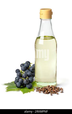 Bouteille de Glas avec de l'huile de pépins de raisin isolé sur fond blanc gros plan Banque D'Images