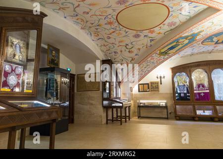 Expositions au sous-sol du musée dans la crypte de la cathédrale orthodoxe Saint-Nicolas, Nice / Cathédrale orthodoxe Saint-Nicolas de Nice. Cathédrale orthodoxe russe en France. (135) Banque D'Images