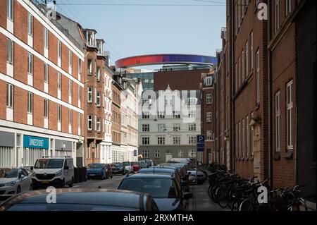 Musée d'art d'Aros à Aarhus, vue de la distance avec des bâtiments en face Banque D'Images