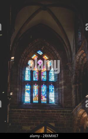 Intérieur de la fenêtre de l'église à l'intérieur de la cathédrale St Magnus, plan vertical Kirkwall Banque D'Images