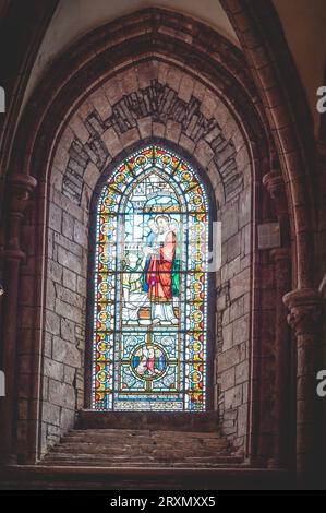 Intérieur de la fenêtre de l'église à l'intérieur de la cathédrale St Magnus, plan vertical Kirkwall Banque D'Images