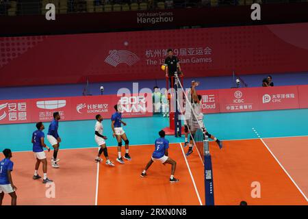 Hangzhou, Zhejiang, Chine. 26 septembre 2023. Des mouvements tendus pendant le volleyball - Inde vs Pakistan - au Kunlun Centre, classement 5e-6e Résultats. L'Inde a battu le Pakistan par 0-3,21-25, 20-25, 23-25 au total 64-75. (Image de crédit : © Seshadri Sukumar/ZUMA Press Wire) USAGE ÉDITORIAL SEULEMENT! Non destiné à UN USAGE commercial ! Banque D'Images