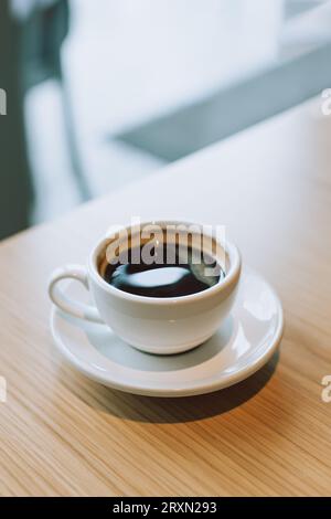 Tasse de café noir sur une table dans un café. Placer pour le texte. Banque D'Images