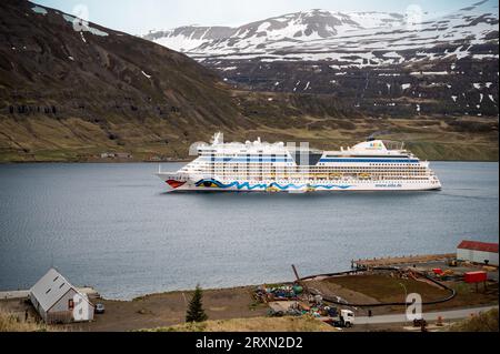 Aida Bella bateau de croisière au fjord de Seydisfjordur, Islande, vue latérale avec montagnes de neige en arrière-plan Banque D'Images