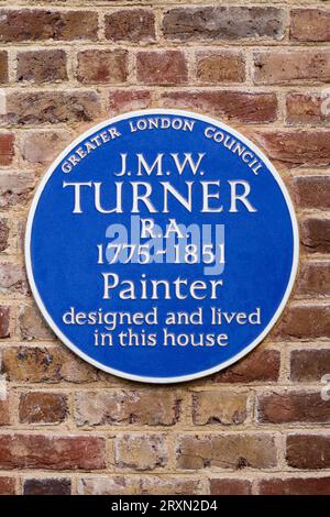 Plaque bleue émise par le Greater London Council sur le mur extérieur de Turners House 'Sandycoombe Lodge', une maison classée Grade II* située au 40 Sandycoombe Road, Twickenham, Richmond upon Thames. Londres. ROYAUME-UNI. Autrefois la maison de l'artiste JMW Turner. (134) Banque D'Images