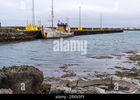 Grindavik, Islande - 29 juin 2023 : vieux bateau de pêche rouillé dans le petit port d'un village de la péninsule de Reykjanes Banque D'Images