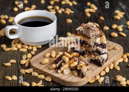 un morceau de gâteau au chocolat au caramel et aux arachides, un délicieux gâteau au caramel salé et aux arachides grillées pour le dessert Banque D'Images
