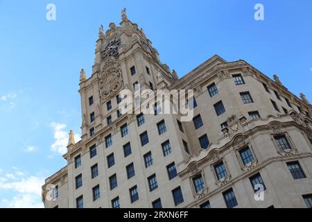 MADRID, ESPAGNE - 24 MAI 2017 : Ceci est le fragment de sommet du bâtiment Telefonica hauteur de 89 mètres, qui a été considéré au début du 20e siècle. Banque D'Images