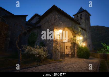 Église San Salvador à Torla-Ordesa pendant l'heure bleue avec une atmosphère de brumeuse Banque D'Images