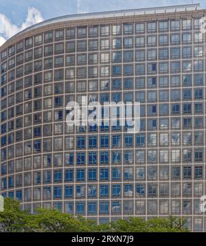 Le 300 Vesey Street, siège du New York Mercantile Exchange, rejoint Brookfield place en 2013. Par tous ses noms, sa façade en granit et en verre reflète le ciel. Banque D'Images