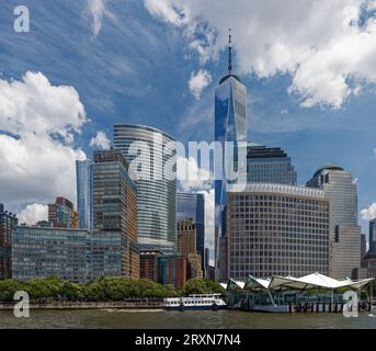 Les immeubles d’appartements et de bureaux de Battery Park City sont construits sur une décharge à partir de l’excavation des tours originales du World Trade Center. Vue depuis le ferry. Banque D'Images