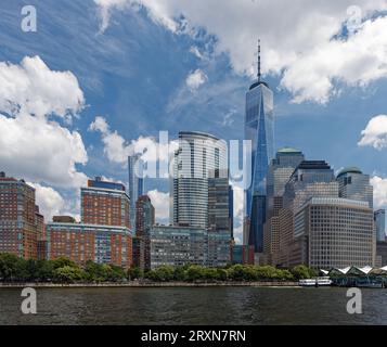 Les immeubles d’appartements et de bureaux de Battery Park City sont construits sur une décharge à partir de l’excavation des tours originales du World Trade Center. Vue depuis le ferry. Banque D'Images