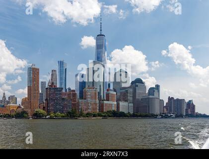 Les immeubles d’appartements et de bureaux de Battery Park City sont construits sur une décharge à partir de l’excavation des tours originales du World Trade Center. Vue depuis le ferry. Banque D'Images