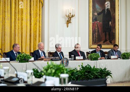 Washington, États-Unis. 25 septembre 2023. De gauche à droite : Mark Brown, Premier ministre des Îles Cook, Joe Biden, Président des États-Unis, Tony Blinken, Secrétaire d'État des États-Unis, Siaosi Sovaleni, Premier ministre des Tonga, Surangel Whipps Jr., Président des Palaos, et le président de Nauru Russ Kun lors de la réunion au sommet du Forum des îles du Pacifique à la salle est de la Maison Blanche, le 25 septembre 2023, à Washington, DC Credit : Adam Schultz/White House photo/Alamy Live News Banque D'Images