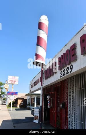 SANTA ANA, CALIFORNAI - 24 SEPTEMBRE 2023 : barbier et boutiques dans le quartier historique des affaires de South main Street. Banque D'Images