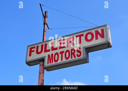 FULLERTON, CALIFORNIE - 12 SEPTEMBRE 2023 : panneau à Fullerton Motors, un concessionnaire de voitures d'occasion sur Wilshire Avenue dans le quartier du centre-ville. Banque D'Images