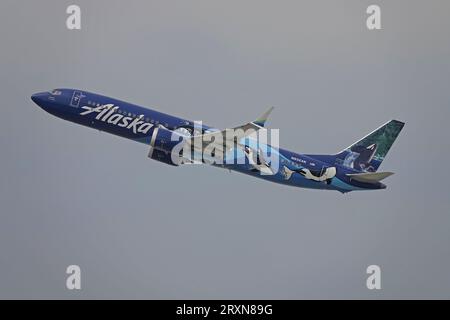 LAX International Airport, Californie, USA - 5 septembre 2023 : un Boeing 737 Max 9, exploité par Alaska Airlines, est représenté peint dans une livrée spéciale. Banque D'Images