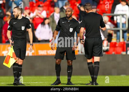 Arbitre Sam Allison (Centre) lors du match du championnat Sky Bet au stade AESSEAL New York, Rotherham. Date de la photo : Samedi 23 septembre 2023. Banque D'Images