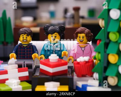 Tambov, Fédération de Russie - 24 septembre 2023 Une famille de figurines Lego assis sur un canapé et ouvrant des cadeaux pendant Noël Banque D'Images