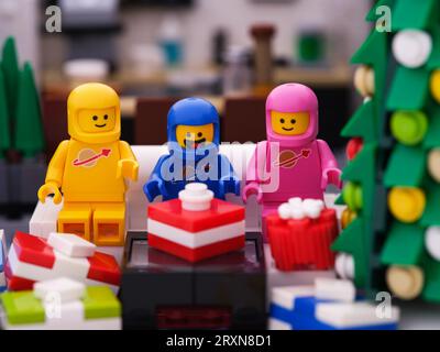 Tambov, Fédération de Russie - 24 septembre 2023 figurines d'astronaute Lego - Benny, Lenny, Kenny, assis sur un canapé pendant Noël et l'ouverture prés Banque D'Images