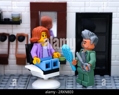 Tambov, Fédération de Russie - 24 septembre 2023 Une minifigurine Lego se fait couper les cheveux dans un salon de coiffure Banque D'Images