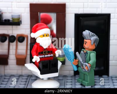 Tambov, Fédération de Russie - 24 septembre 2023 Une minifigurine Lego du Père Noël dans un salon de coiffure se faisant couper les cheveux Banque D'Images