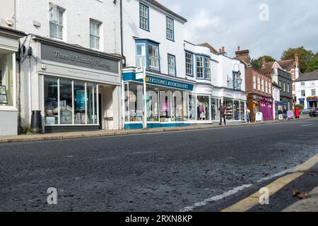 Reigate, Surrey, Royaume-Uni - 26 septembre 2023 : Reigate High Street dans le centre-ville. Banque D'Images