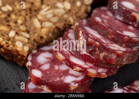 tranches de saucisse de porc de haute qualité avec ajout de morceaux de saindoux, produits alimentaires prêts à l'emploi de viande de porc Banque D'Images