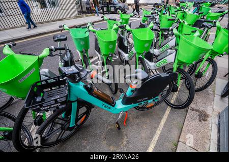 Londres, Royaume-Uni. 26 septembre 2023. Un énorme groupe de vélos Lime jetés obstruent King Street à St James. Crédit : Guy Bell/Alamy Live News Banque D'Images