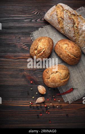 Un ensemble de produits à partir de pain de poivre d'ail sur une table en bois Banque D'Images