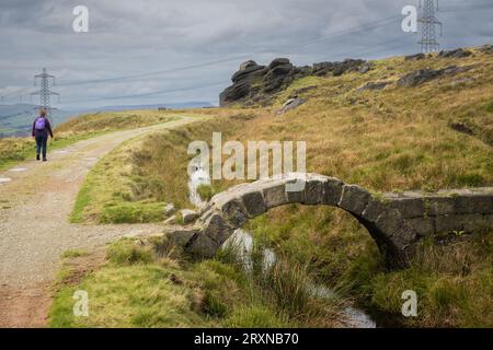 23.09.23 Littleborough, Lancashire, Royaume-Uni. Femme marchant sur le pennine Way à côté de la carrière de bouche de vaches se dirigeant vers Stoodley Pike Banque D'Images